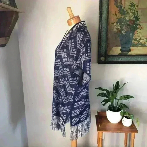 New Directions Women Weekend Navy and Ivory Sweater Cape with fringe size XL NWT - Picture 3 of 12